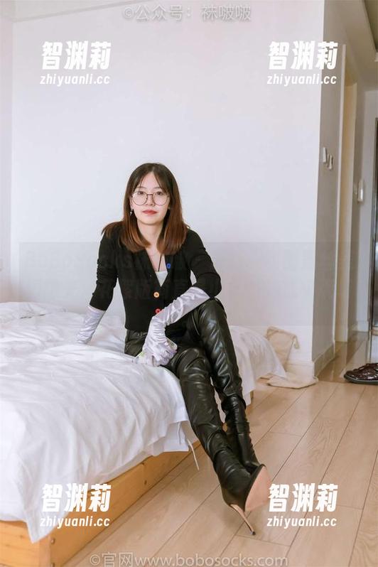 BoBoSocks袜啵啵-甜甜圈 BoBoSocks袜啵啵 - 最新甜甜圈黑丝美图曝光:花絮版简直是小心脏的成灾现场。