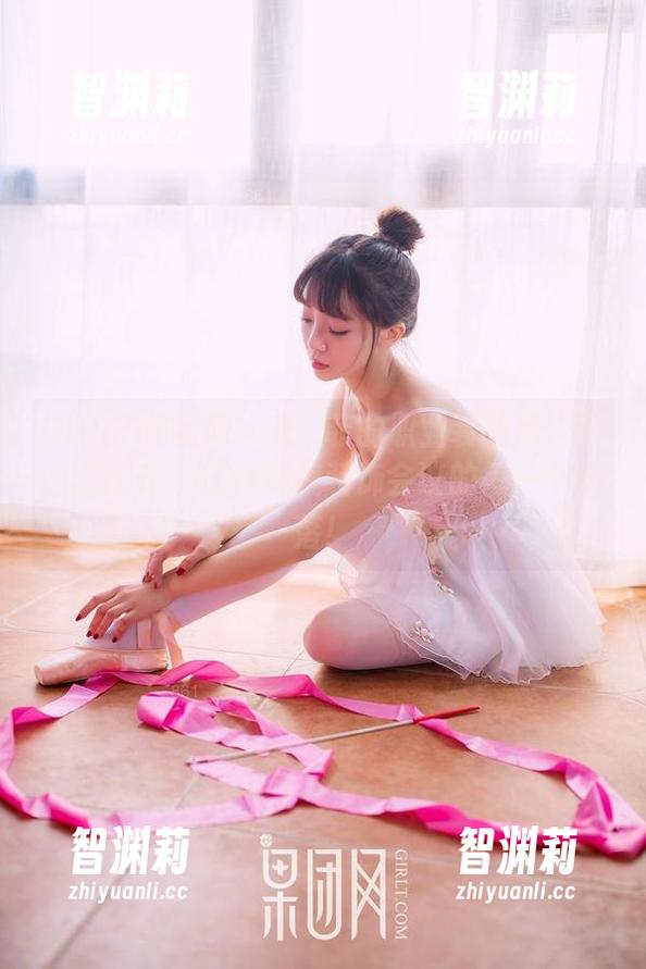 GIRLT果团网-龚玥菲 GIRLT果团网 - 龚玥菲的职业装图库:不只是工作,还有美貌装饰会议的每一个角落!