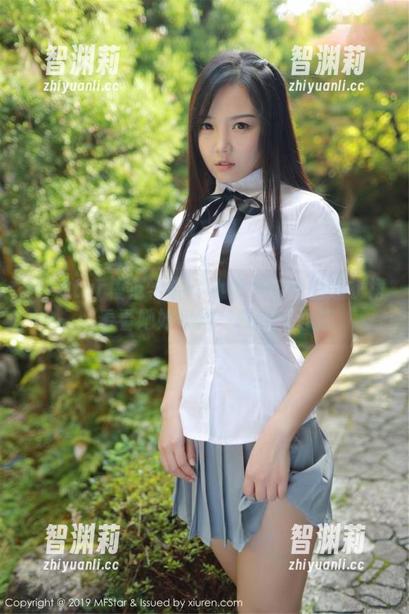 MFStar模范学院 - 小奶瓶呜呜的连衣裙：看看她如何用写真撩动心弦