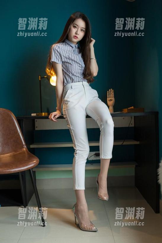 Sia不吃鱼 微密圈 - 黑丝与蕾丝交织的诱惑:Sia不吃鱼独家套图下载!