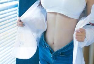 UGirls尤果网 – 王轶玲的白丝图集：这些姿态仿佛在说，‘你觉得我会容易吗？’