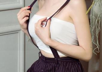 UGirls尤果网 – 黛熙儿的高清写真集：裤里丝，感觉像风从脚边轻拂而过