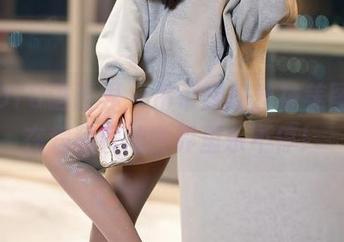 XIAOYU语画界 – 吊带朦胧丝袜美图，我在程程程的世界里乐不停！