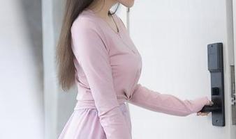 Xiuren秀人网 – 新鲜出炉！乔漫妮mina户外写真更新，让你怀疑自己是不是也要去当模特