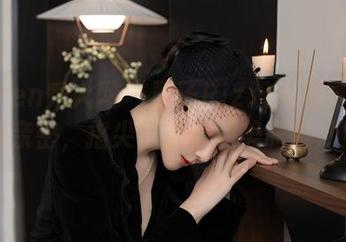 Xiuren秀人网 – 栗子Riz双人美图—展现亲密，指尖轻触间的美丽微妙！