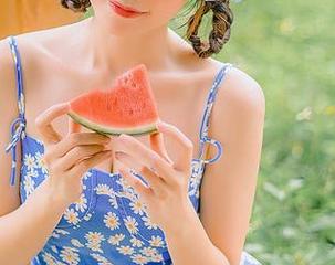 miko酱ww红裙全集：快来看看我跟这个裙子聊了些什么小秘密！