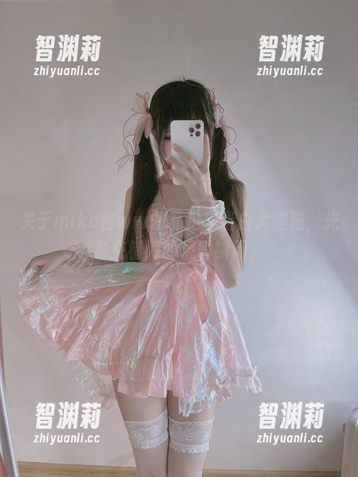 miko酱ww 关于miko酱ww的私拍与蛋白大熊猫,光影交错间的温暖瞬间。