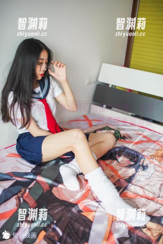 兔玩映画 樱花JK系列:兔玩映画的图片资源,花瓣飘舞中,瞬间就被吸引,呼吸都变得温柔了。