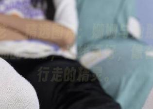 南国足艺 – 精选图片：姗姗与她那涂着红色脚甲油的美脚，光线真好，像在月光下行走的精灵。