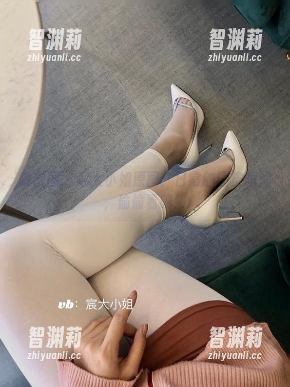 宸大小姐 微密圈 - 宸大小姐原图:日常的调皮瞬间,偷偷看呐!