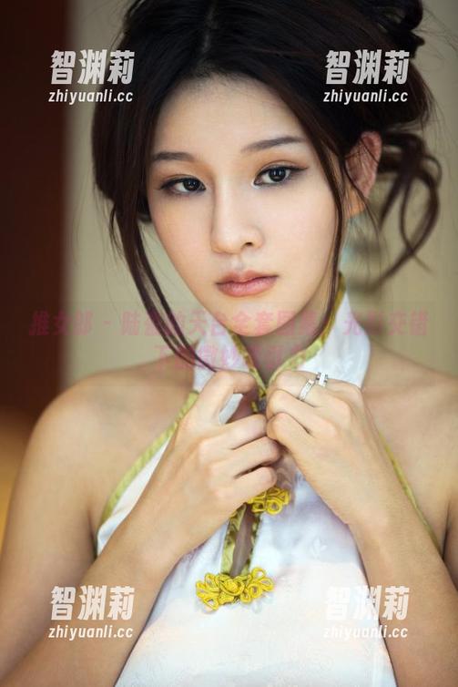 推女郎-陆瓷 推女郎 - 陆瓷的天台全套图集:光影交错下的微妙吸引力