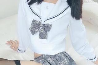 木绵绵OwO的室外短裙写真图包，看看风如何给她加分！