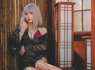 末夜787星空下的图库：蕾姆女仆泳装，夏日的俏皮与性感交错。