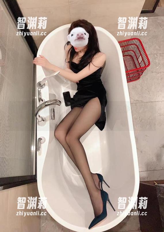 林子琳喵 微密圈 - 幕后观看:林子琳喵在办公室的写真时光