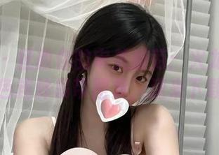 微密圈 – 拯救你的审美疲劳：火龙果羊的红色连体吊带图集，速来下载！