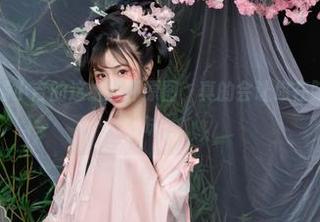 看爆机少女喵小吉的这组绮怀原图，真的会让你在脑海中反复回味。