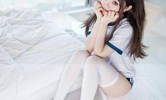 只在平安夜！神沢永莉的分体式泳衣美图，让你想起夏天的温暖