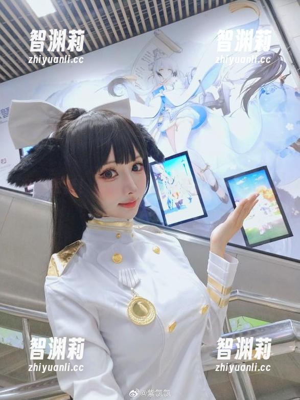 紫氯氯 套图更新!紫氯氯的职业装能否打动你的职场心?