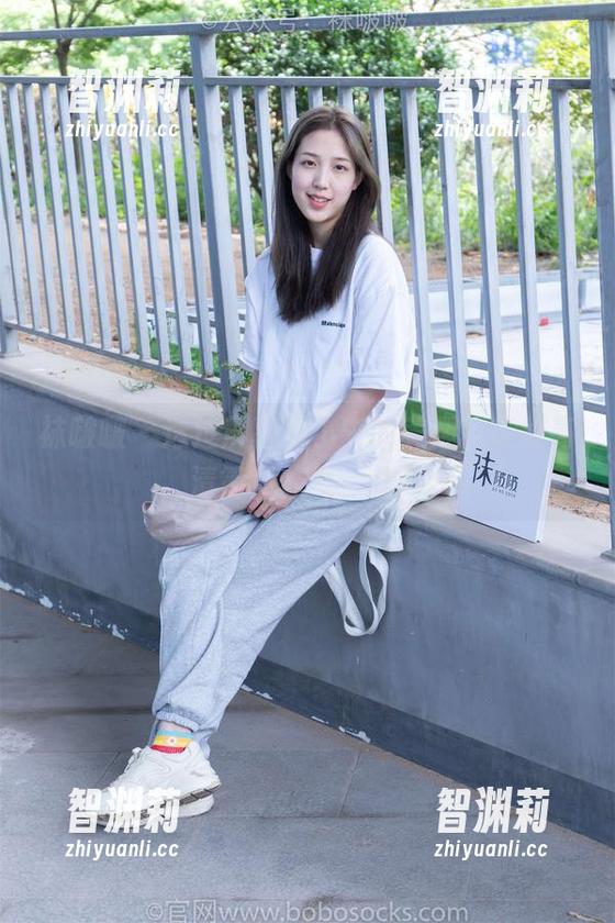 袜啵啵-小安 袜啵啵 - 透过屏幕看小安的美腿,在线高清简直像梦一样!