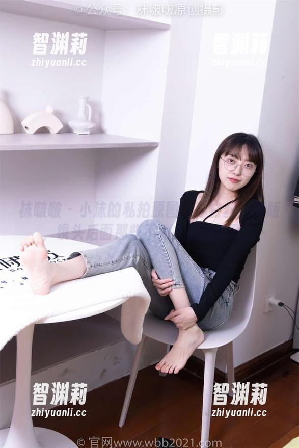 袜啵啵-小沫 袜啵啵 - 小沫的私拍原图:厚白丝花絮版,镜头后面那些不为人知的故事。