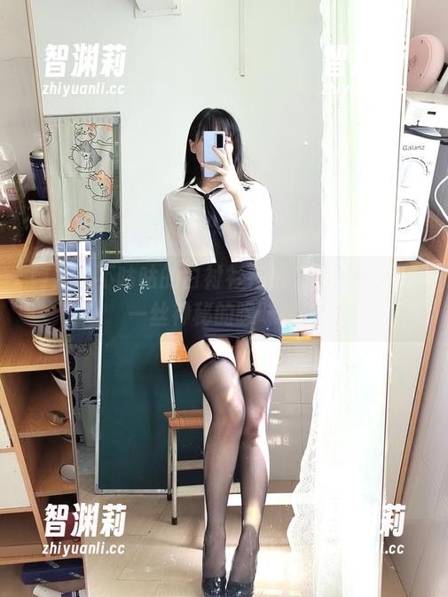 阿九从不咕咕 阿九从不咕咕的白衬衫在线,图片中透着一丝神秘的暧昧感!