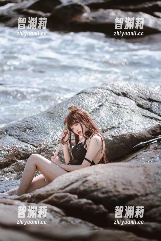 阿薰kaOri 阿薰kaOri浴缸COS更新:真是个敢把生活玩得像照片的狠角色!