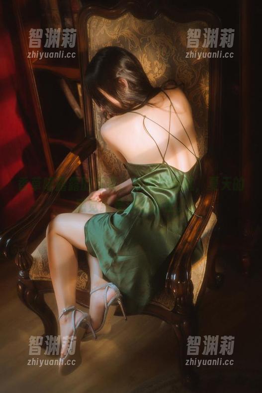香草喵露露的写真：长腿加微风，夏天的感觉就是这么自在。