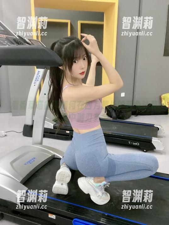 香草喵露露 看香草喵露露如何在四月舰长的蓝色泳装套图中游刃有余!
