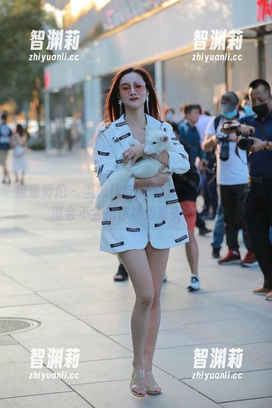 魔镜街拍 - 当黑丝与OL相遇，婷婷全套原图会不会把你撩到晕头转向？