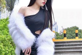 魔镜街拍 – 婷婷的白色吊带连衣裙真是消暑良品，黑丝美腿更是让人忍不住多看，快来领取免费的图包吧！
