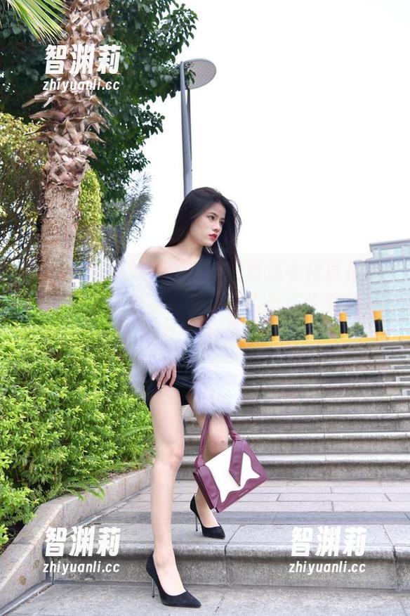 魔镜街拍 - 婷婷的白色吊带连衣裙真是消暑良品，黑丝美腿更是让人忍不住多看，快来领取免费的图包吧！