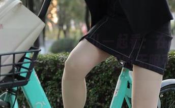 魔镜街拍 – 跟着萌宝儿一起看：在商业广场的哈哈镜下，包臀裙的无限可能