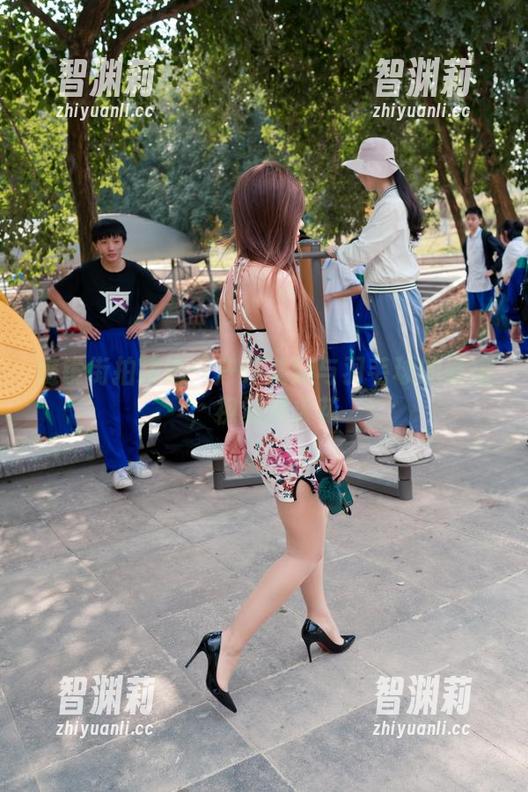 魔镜街拍精选：户外美腿与羽毛球的碰撞，视觉的火花