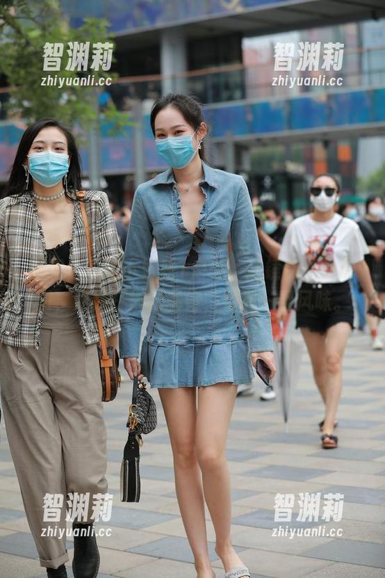 制服包臀裙小姐姐1户外，魔镜街拍的原图，光线打得刚刚好，别有一番风味。